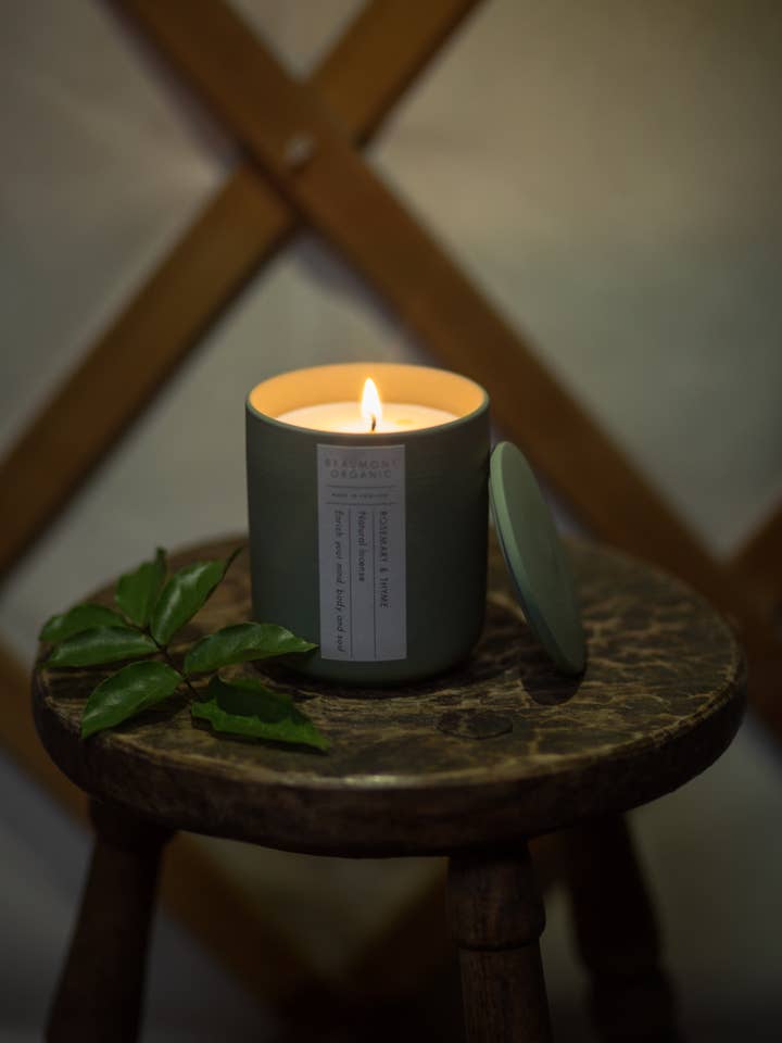 Bougie Romarin, Sauge et Thym 280g - Pack de 6 pour la vente par Beaumont Organic