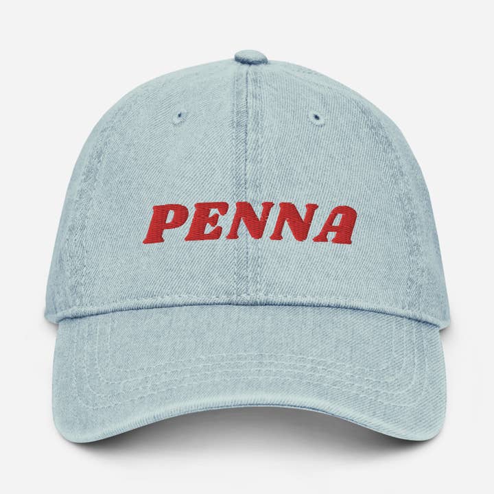 Penna - Bonnet en jean légèrement délavé pour la vente par Julie Annette Studios