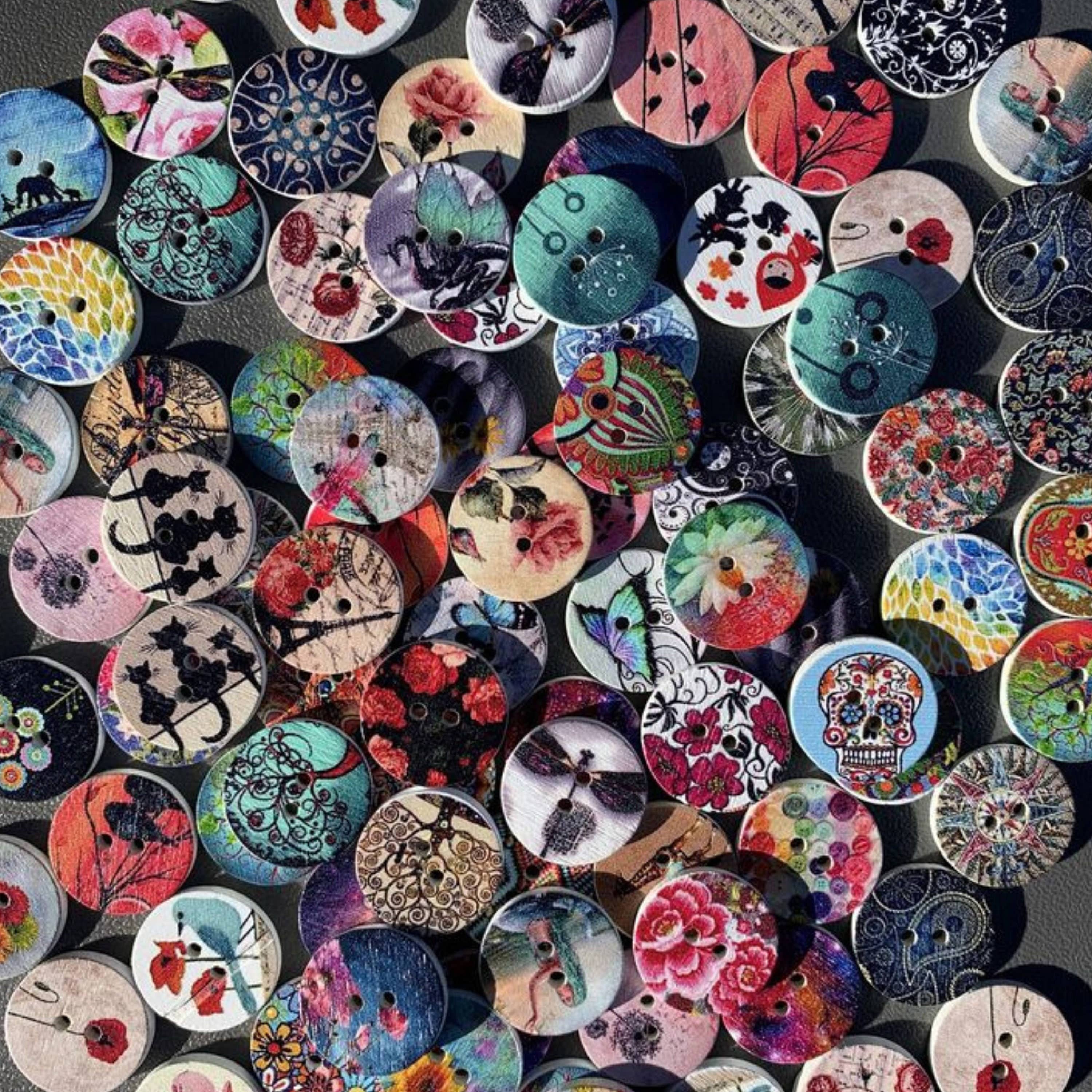 Magnifique Hearts – Großhandel Knopf/Druckknopf zum Annähen – Bunte Holzknöpfe mit Kunstmotiven, 19 mm, 2-Loch, zum Basteln3