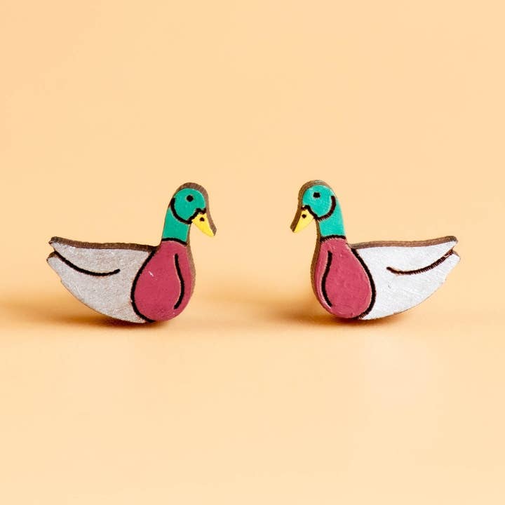 Clous d'oreilles en forme de canard peints à la main Boucles d'oreilles à tige en bois de cerisier - PEB12025 pour la vente par Robin Valley