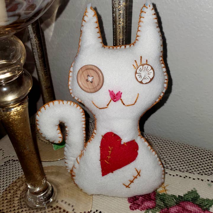 Poupée Magique Artisanale Chat Blanc Hoodoo Voodoo Magie pour la vente par The Clairity Room