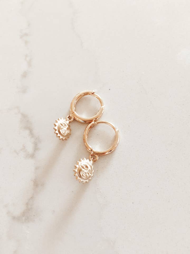 Solbelagte Kystbøjler i Guld Fyldt for engroshandel hos Terra•Cotta