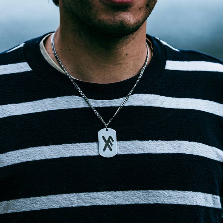 Pendentif plaque militaire avec rune unique - bonne chance soldat - Acier inoxydable pour la vente par Arthousefern