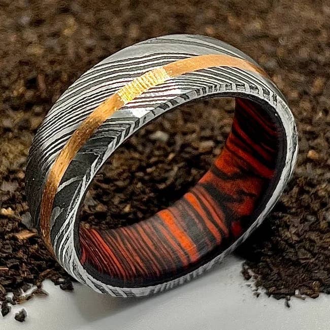 Bague en acier de Damas doublée d'une manchette en bois d'or rose pour la vente par RustyStudioUSA
