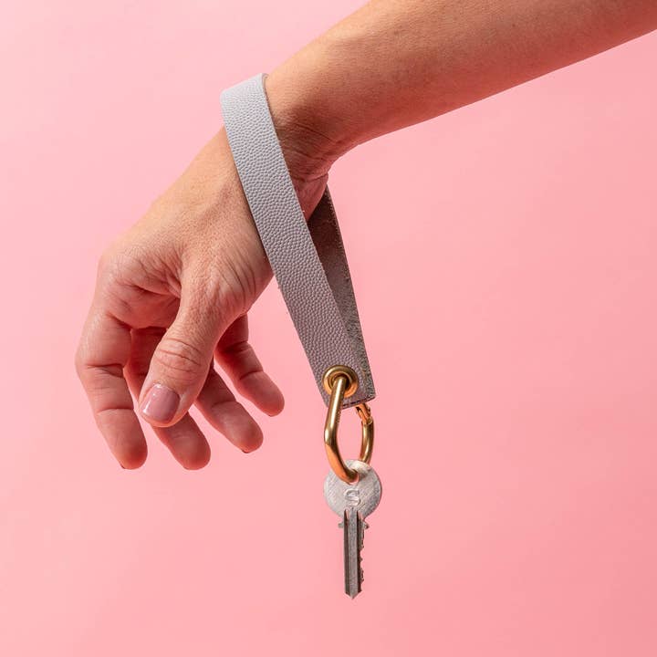 Pochette en cuir grainé gris plume pour la vente par Avryn Co.