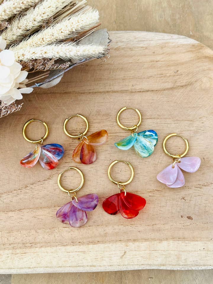 Brincos de argola PETRA - aço inoxidável e pétalas em acrílico por atacado de Innaya