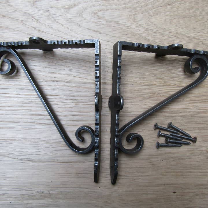 Par de soportes de estante con volutas dentadas de hierro antiguo de 6 pulgadas para venta al por mayor de IronmongeryWorld