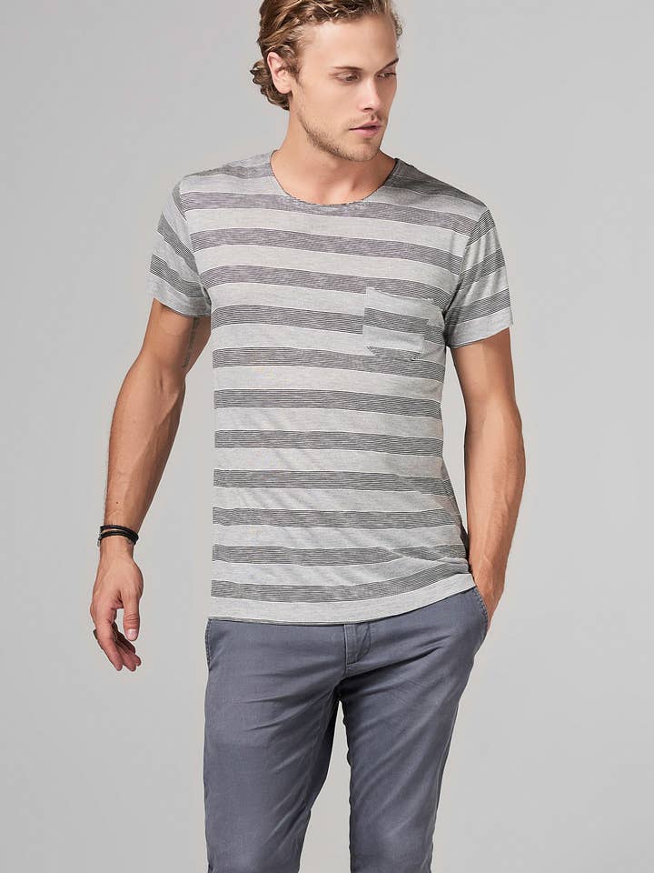 MAGLIETTA DA UOMO A RIGHE RETRÒ CON TASCHINO E SCOLLO ROTONDO - SAILOR CREW per la vendita all'ingrosso da parte di Mika Jaymes