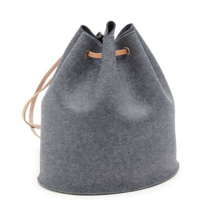 Tilda avec sangles en cuir de couleur naturelle pour la vente par HEY-SIGN