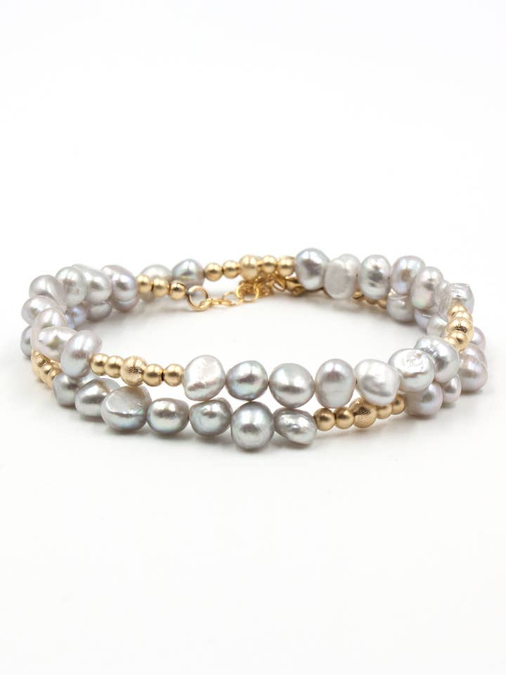 Kaia Pearl Wrap Armband + Choker | Grå pärla för wholesale av Pure Indigo Design