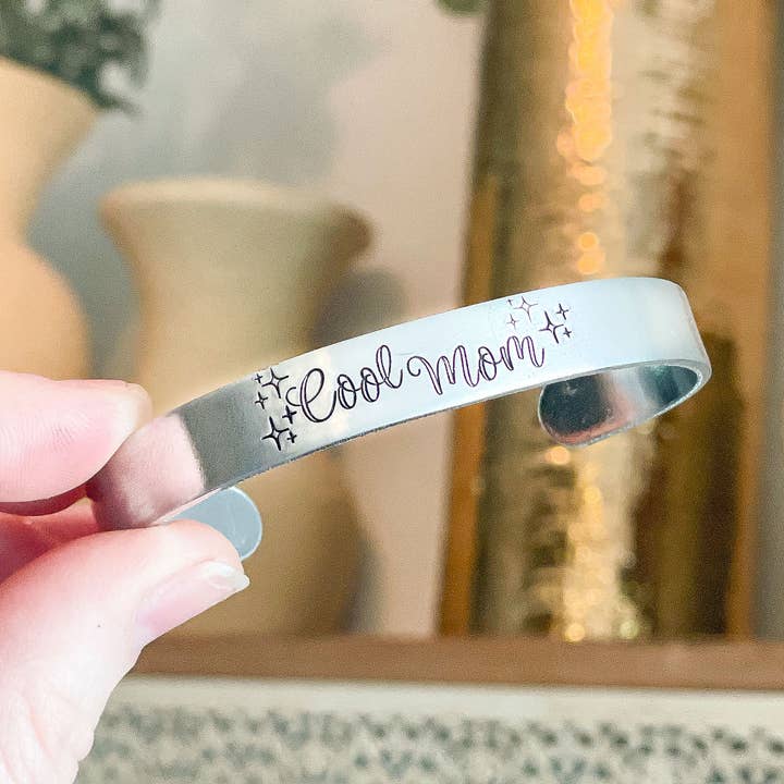 Bracelet manchette en aluminium estampé à la main – Maman cool pour la vente par Katy Ryan Designs