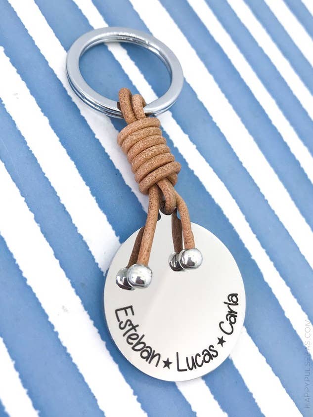 35 mm rund stål og læder nøglering indgraveret med tekst. for engroshandel hos Happypulseras