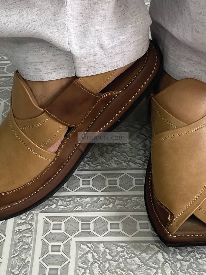 Tweekleurige Beige en Bruine Peshawari Chappal voor wholesale door vintarust