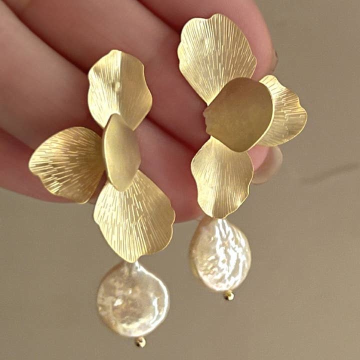 PETAL FLOWER PEARL FASHION EARRINGS_CWAJE2055 for wholesale by ACCITY