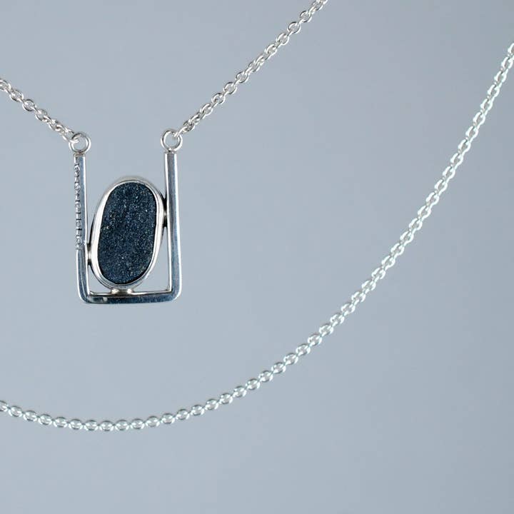 Elegant silver necklace with black stone and zircon for wholesale by Ami jewel