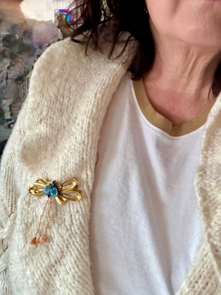 Edelsteen Versierde Vintage Gouden Strik Broche, Geüpcycled voor wholesale door Jo Noelle