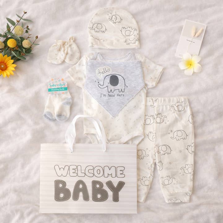 8-tlg. Hängendes Baby-Geschenkset Body Leggings Lätzchen Fäustlinge Mütze für den Großhandel von Lollipop Dreams