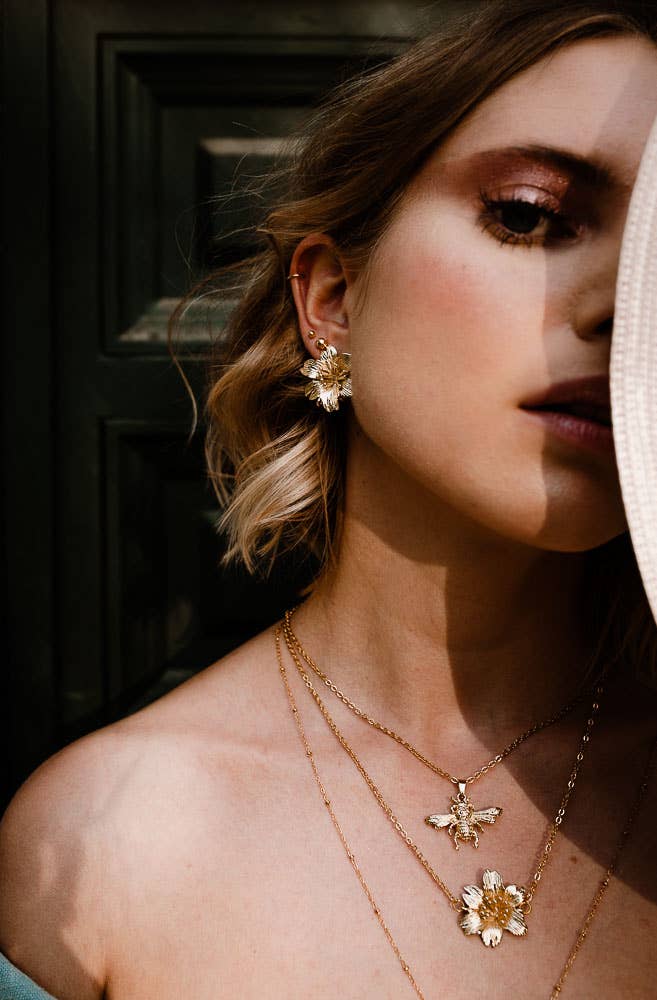 Annabelle Hardie - Vente Colliers à pendentif - Collier Les genoux des abeilles (or 18 carats)2