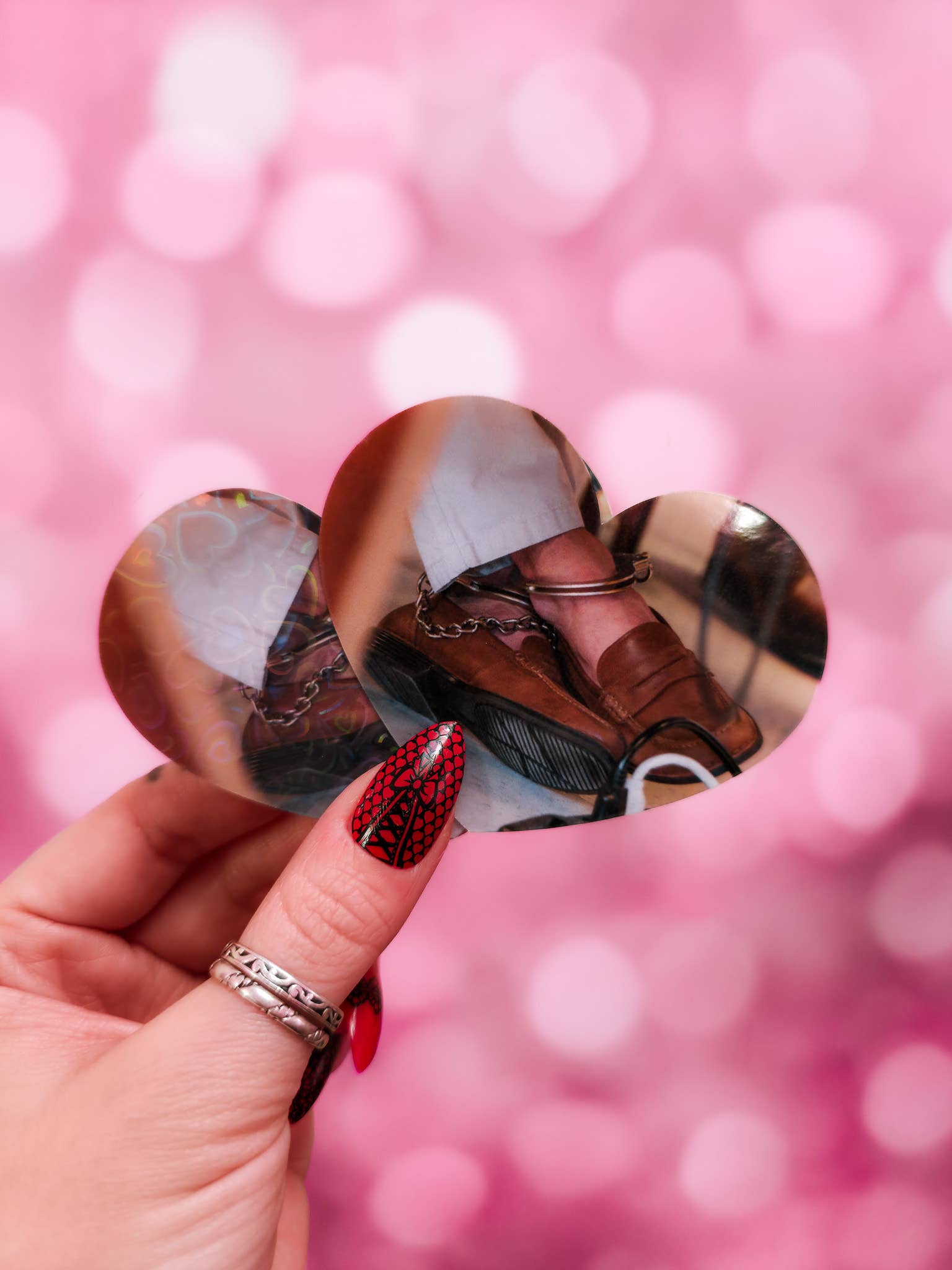 Pretty Rude Things – Adesivo por atacado – Autocolante Luigi Mangione Tornozelos Algemados em Mocassins, 7,6 x 6,4 cm.1