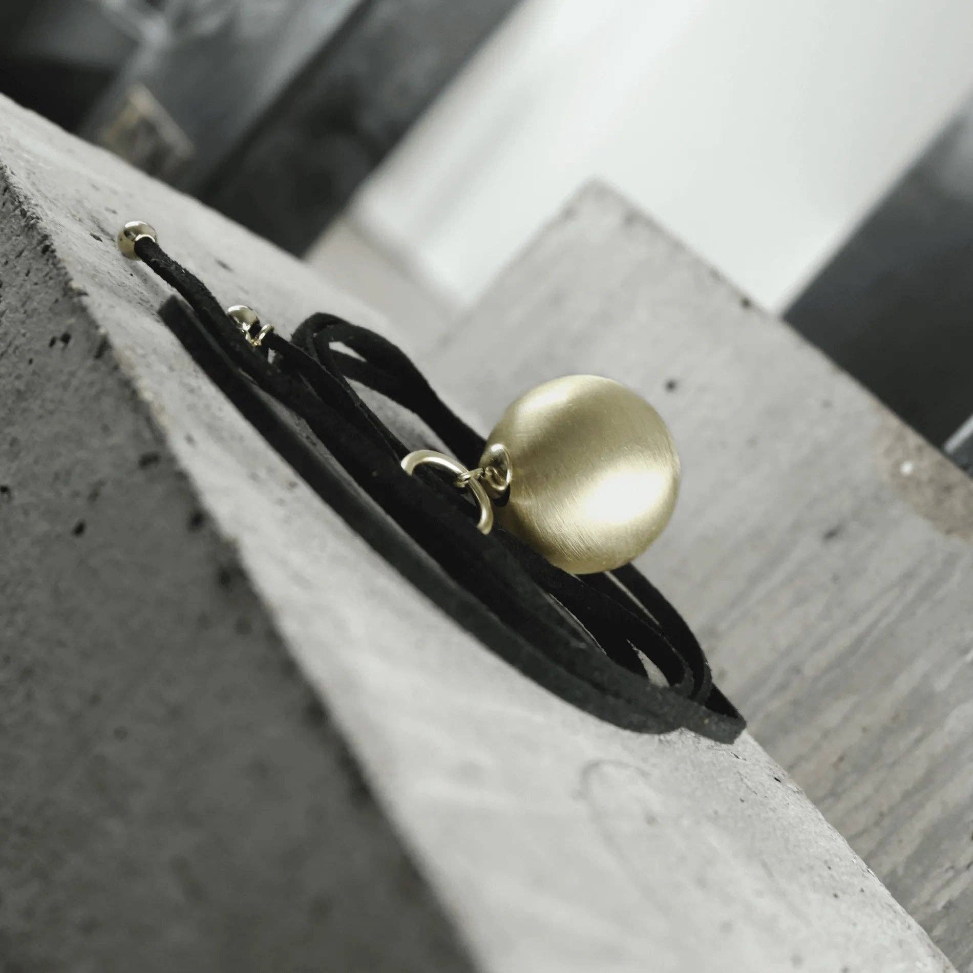 Dansk Copenhagen - Vente Colliers à pendentif - Collier en daim méga boule multi-stylable Tabitha plaqué or5