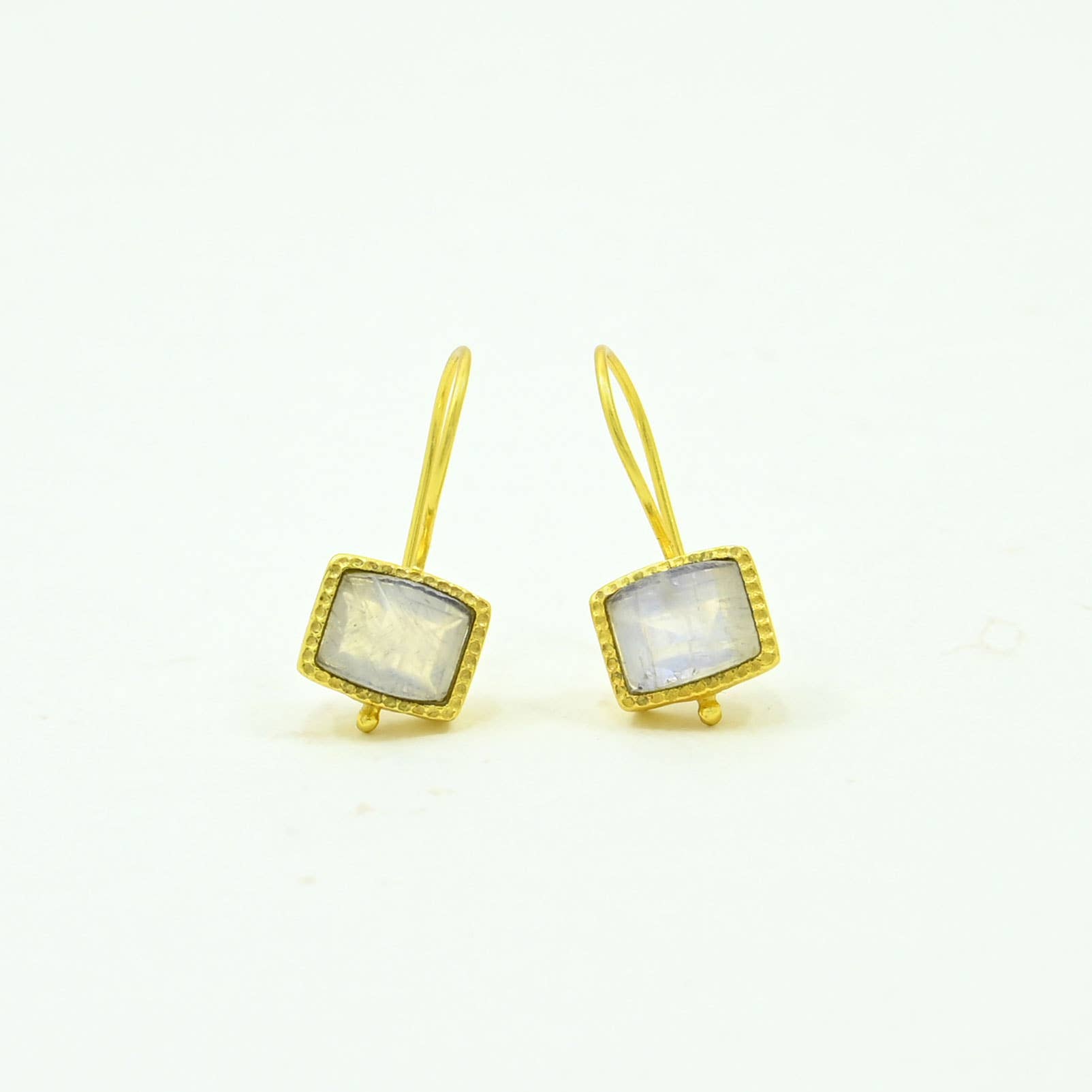 Schmuckoo Berlin - Vendita all'ingrosso Orecchini a bottone - Orecchino Margaux Placcato Oro - Pietra di Luna Arcobaleno1