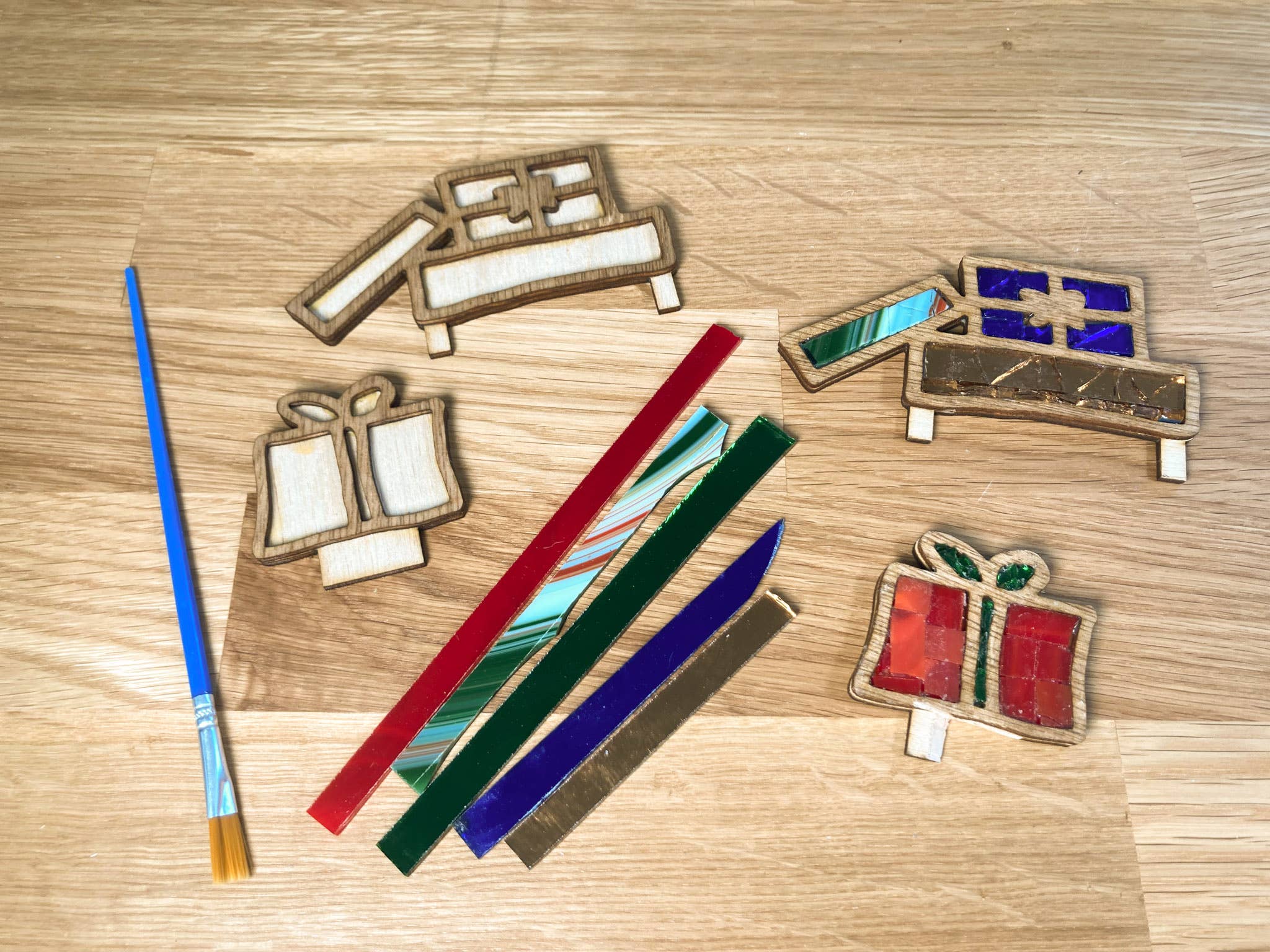 Stained Glass Sundays - Vente Kit de bricolage - Kit de peinture sur verre DIY pour une veille de Noël douillette2