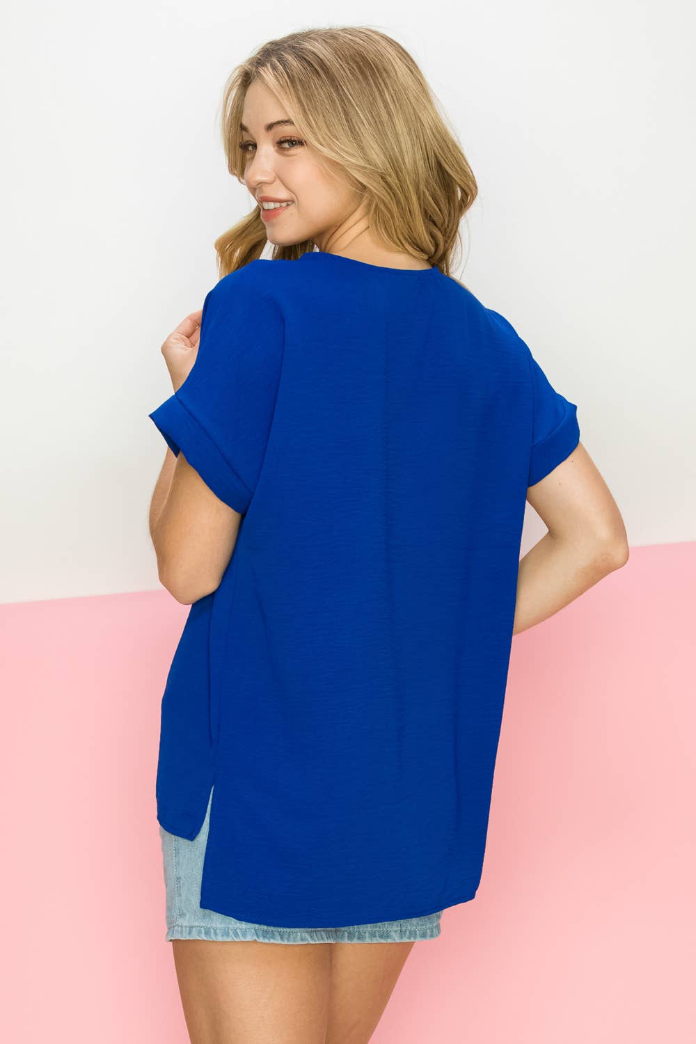 FSL Apparel - Vendita all'ingrosso Camicetta - Donna - ST3280 - TOP IN TESSUTO CON SCOLLO A V A MANICA CORTA, VESTIBILITÀ COMODA 7