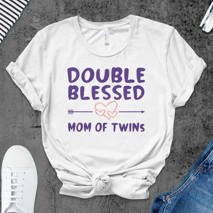 T-shirt voor Moederdag, Double Blessed Mom of Twins, casual wit T-shirt voor dames, kleding voor tweelingmoeders, afbeelding met hartvormige pijl voor wholesale door FreakyTeeFactory