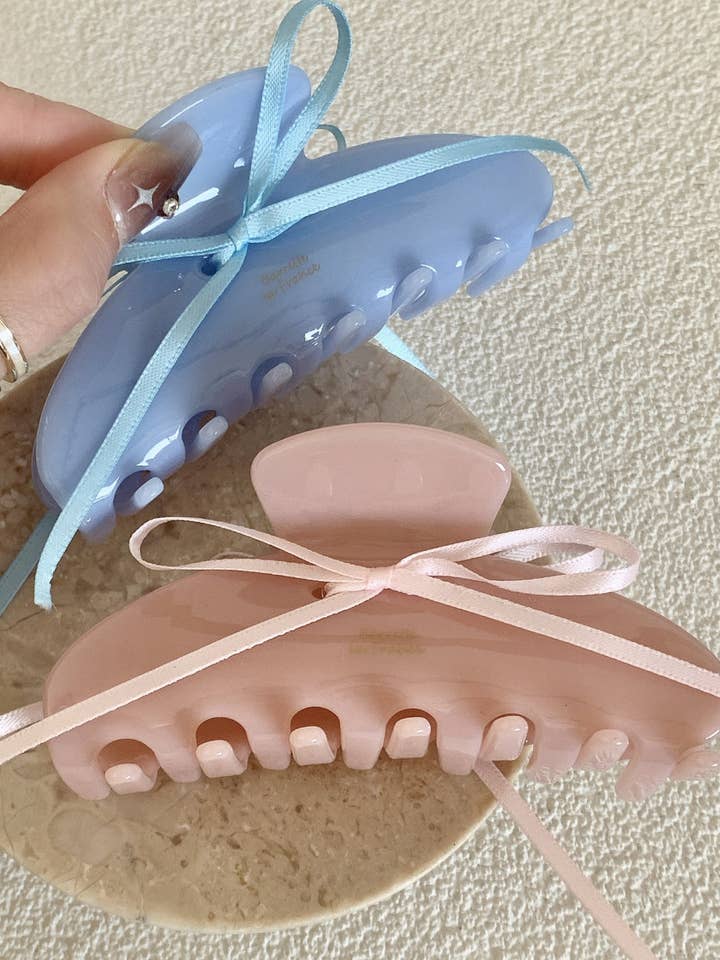 Pince à griffes en ruban Sweet Bow DPJC22 pour la vente par Dipped Shop