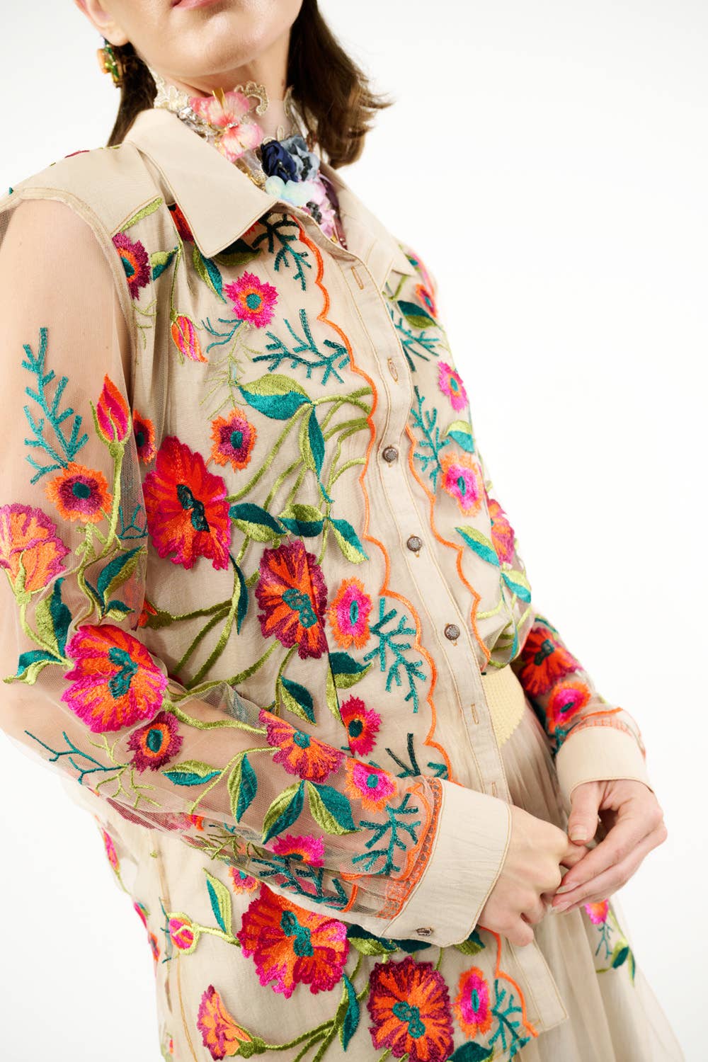 Blu Denim Camicia vintage con ricamo floreale di tulipani in vendita all'ingrosso su Faire6