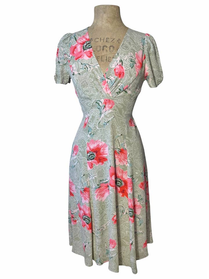 Salviagrön spetsblommig retro Rita-klänning för wholesale av Loco Lindo