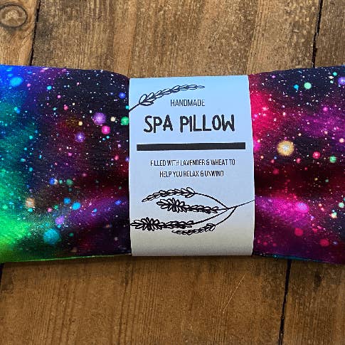 Regnbueunivers Print Håndlavet Opvarmelig Lavendel- og Hvedespa-pude for engroshandel hos The Hare And The Moon
