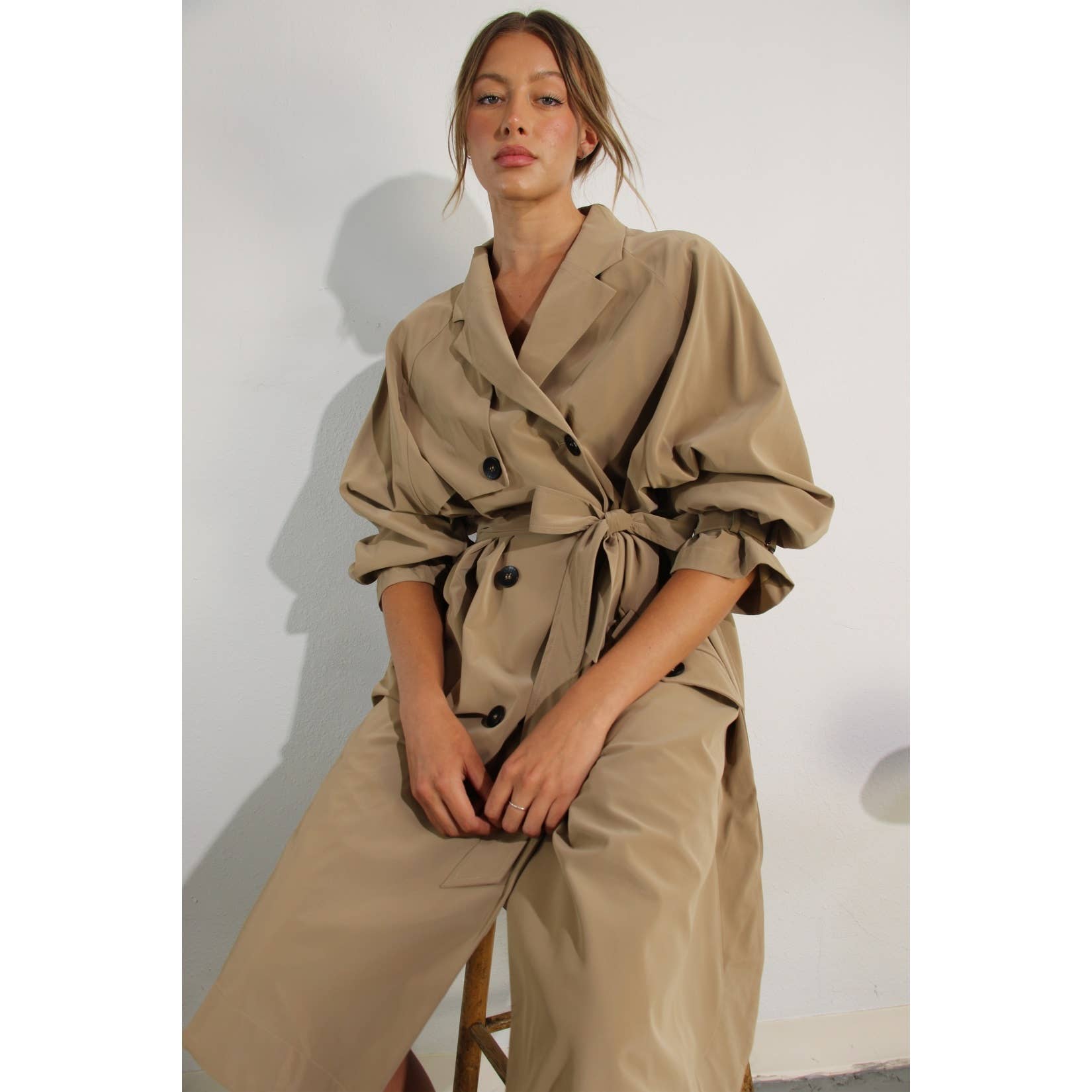 KHAKI TRENCHCOAT I KONSTLÄDER DUK för wholesale på Faire4