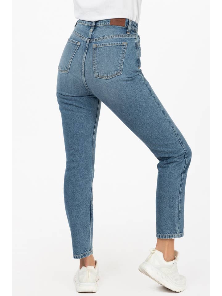 Famme – Engroshandel Jeans - Dame – Højttaljede mom-jeans med lige ben til kvinder6