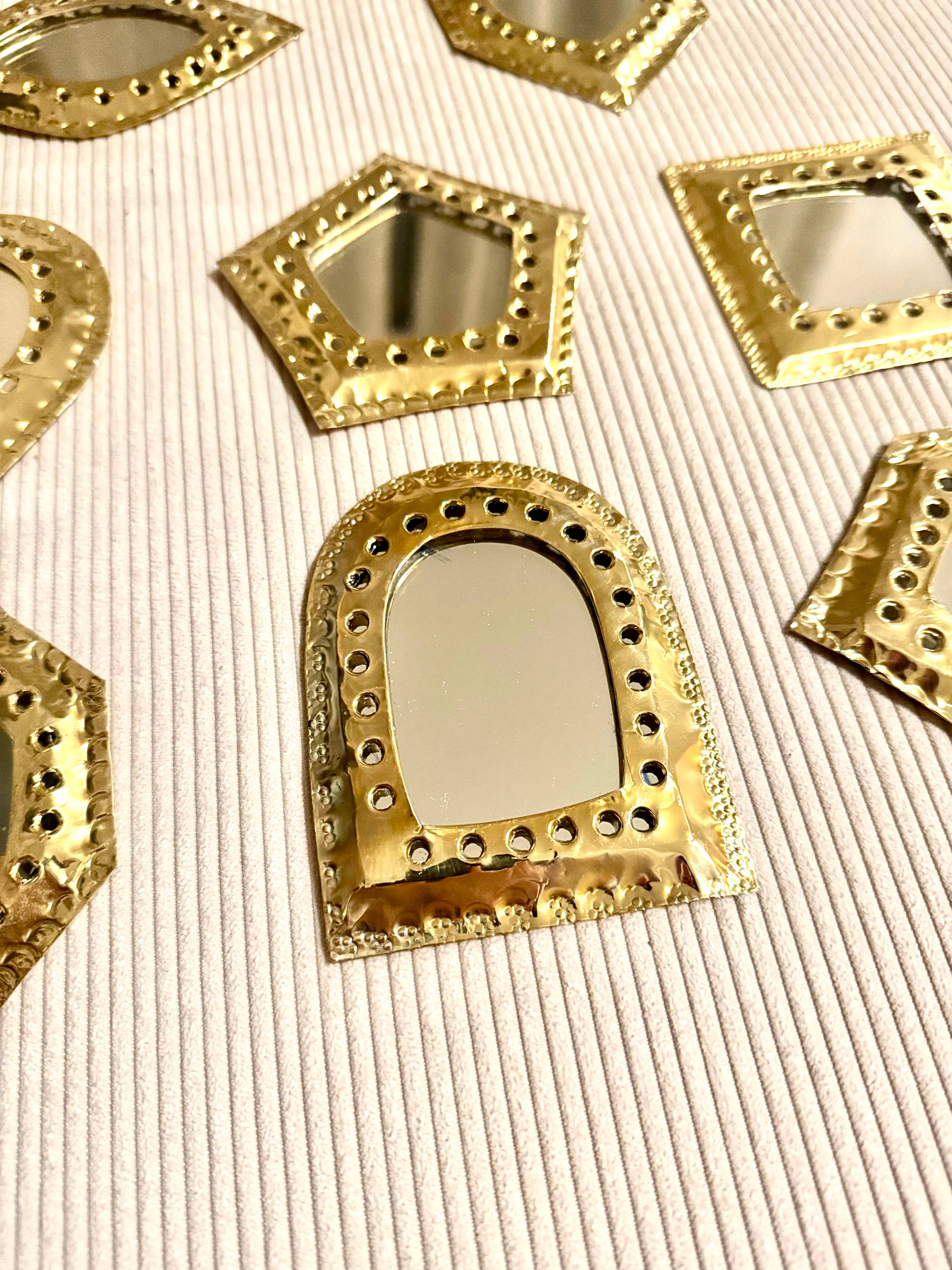 romeda - Vente Miroir mural - Miroirs décoration dorés, Miroir décoration murale en laiton11