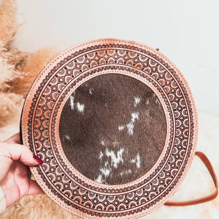 Brugerdefineret mærket koskindværktøj i læder Western Round Crossbody Purse Initials Monogram Farm eller Cow Brand for engroshandel hos The Sterling Gypsy