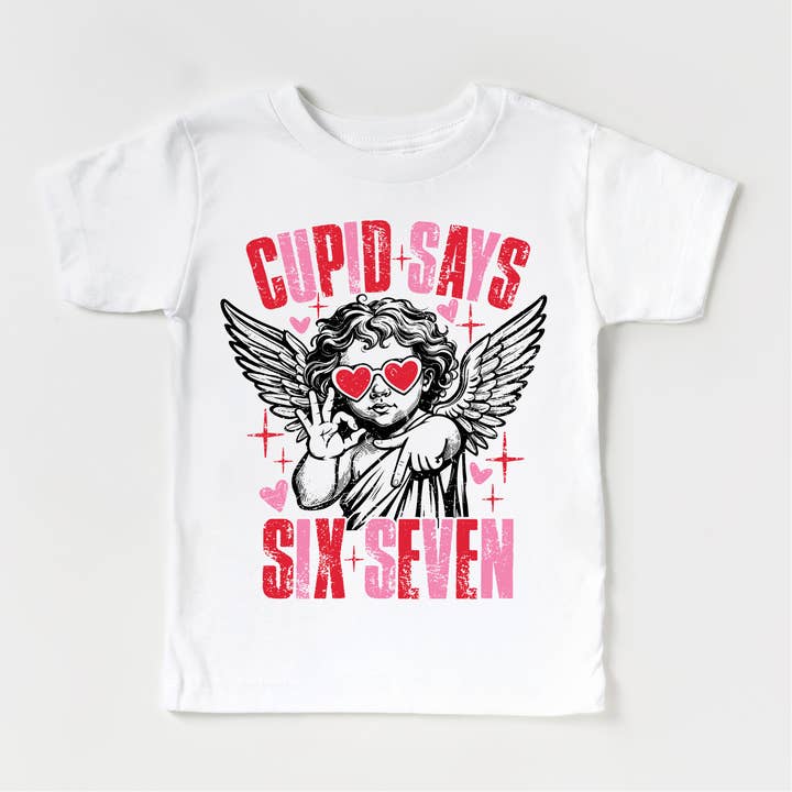 Cupid Dit 67 T-shirt de la Saint-Valentin - Tee-shirt Valeintine Soixante-Sept pour la vente par Madi Moosh