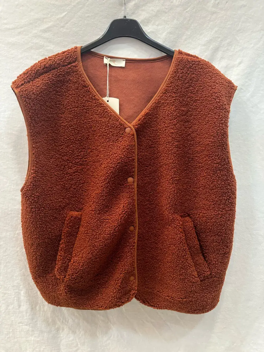 Mimi & Gogo – wholesale Outerwear Vest - Women’s – Buttoned Fleece Vest @3192_GiletMoumoute8