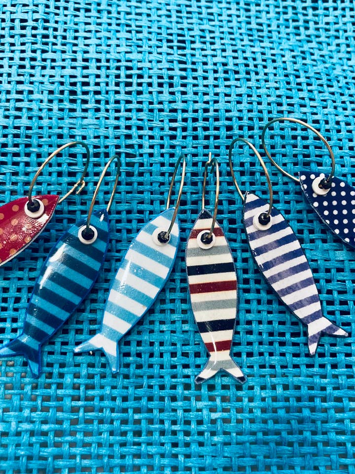 Örhänge med fiskberlock i handmålad harts för wholesale av Galinda