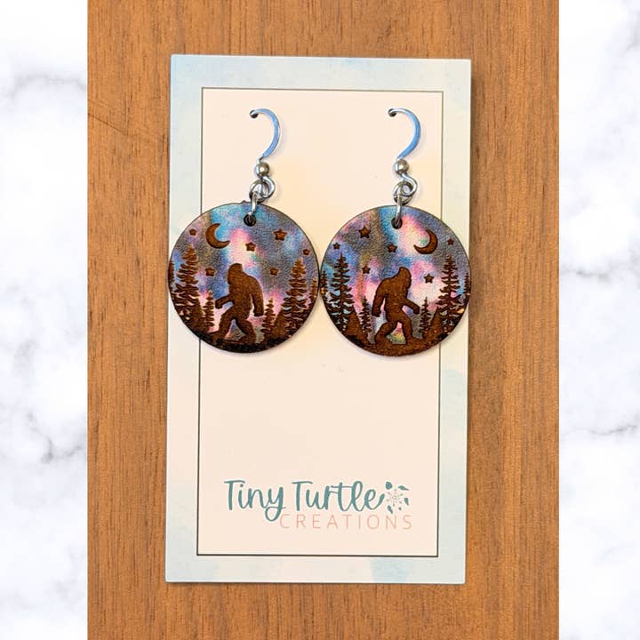 Boucles d'oreilles en bois Aquarelle Aurore Big Foot pour la vente par Tiny Turtle Creations