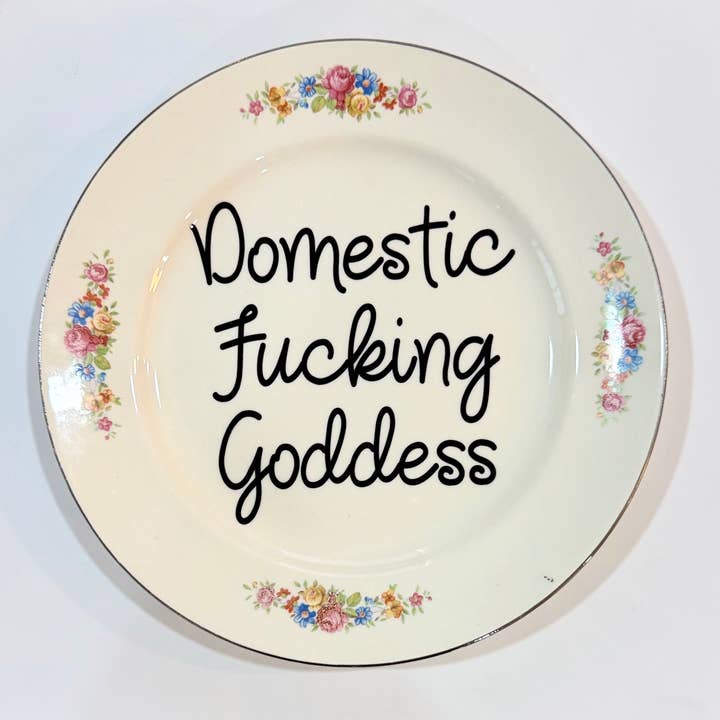 Assiette Vintage Juron “Déesse Putain de Ménage” pour la vente par Un Peche Mignon