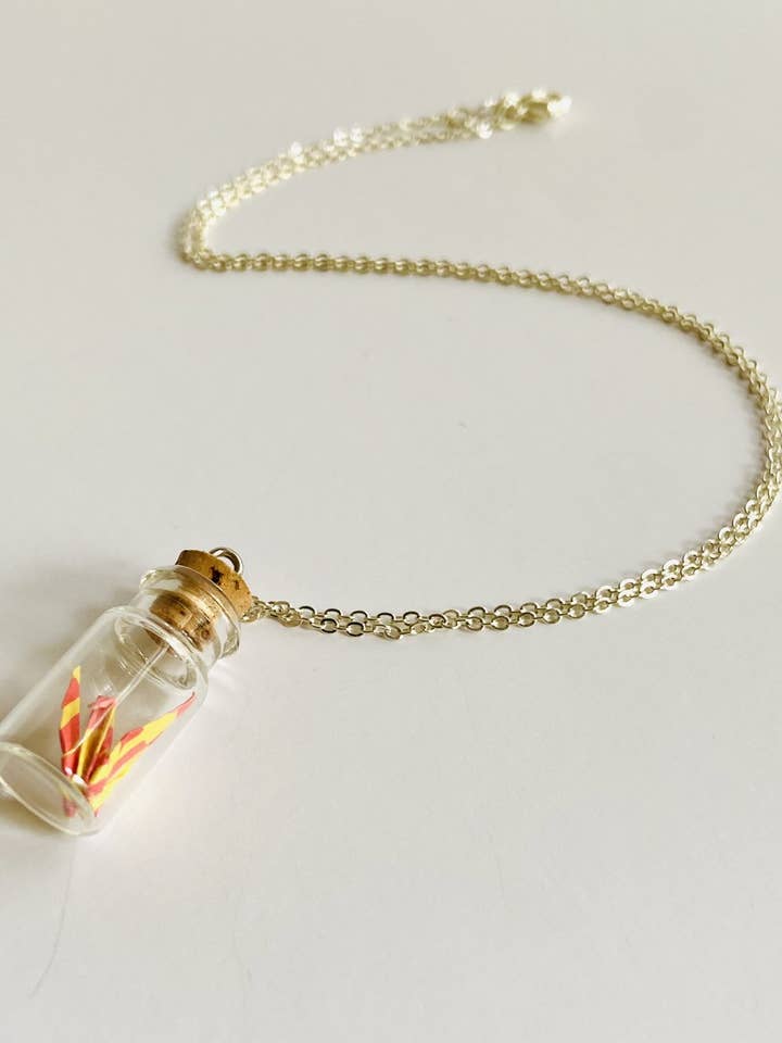 Colliers de grue rose et jaune pour la vente par Maya Joy in the World