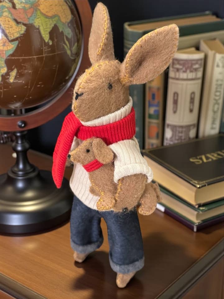 Kit de couture DIY en laine/cachemire – Lapin tenant un chiot teckel pour la vente par Genius Premium Craft