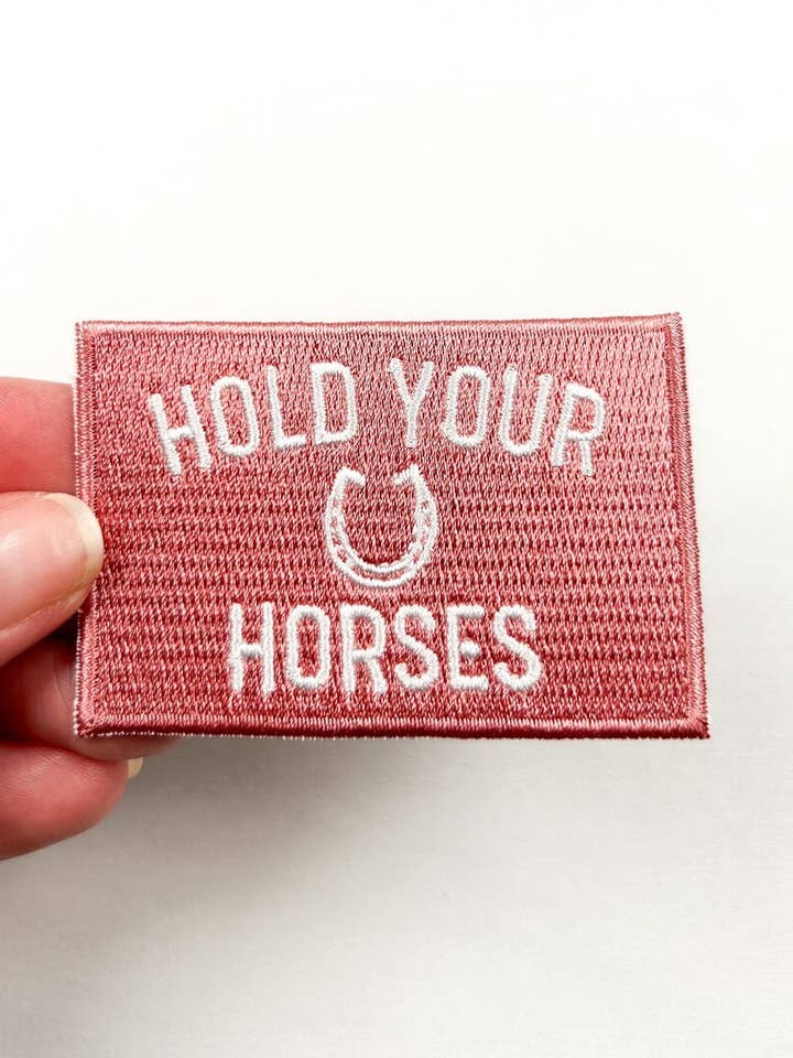 Pink och vit stryk-på patch med ’Hold Your Horses’ – västernpresent för wholesale av Field Trip Threads