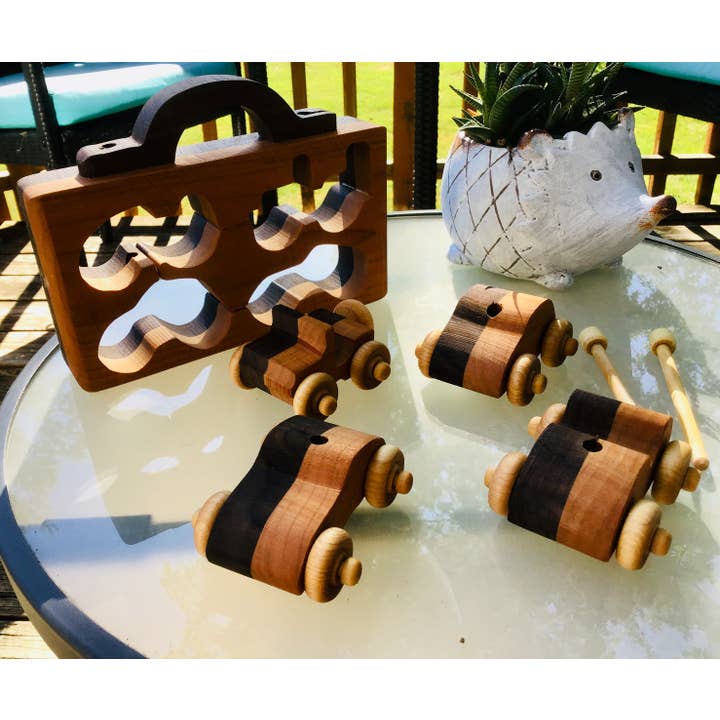 Baldwin Toy Co. – Großhandel Spielzeugauto – Kinder – 4er-Set Spielzeugautos aus Walnuss- und hellem Holz mit Tragekoffer7