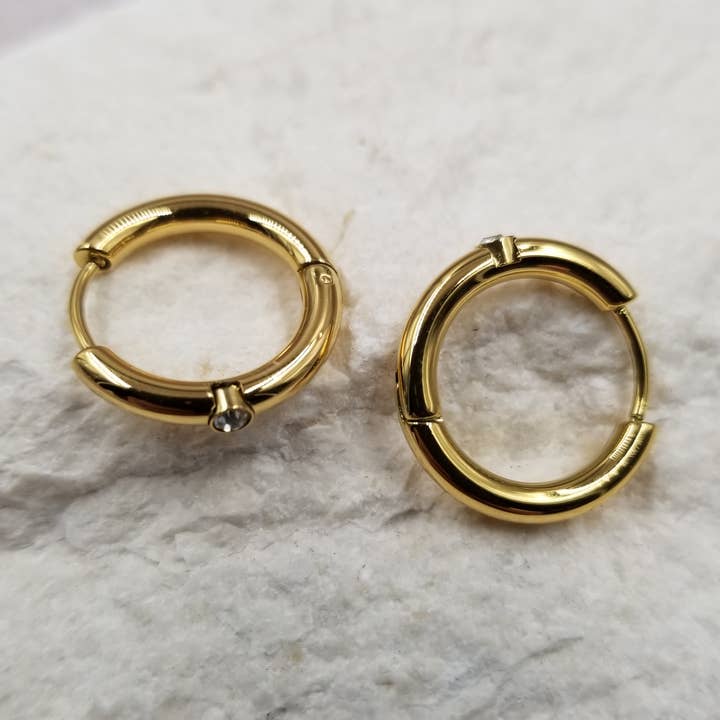 Orecchini Alexis Mini, 18 carati per la vendita all'ingrosso da parte di Treasure Wholesale