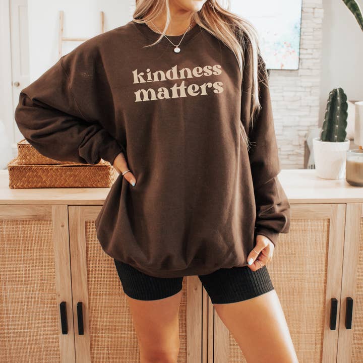 Pull à col rond Kindness Matters pour la vente par Little Bitt’s Craftin’ Around Co., LLC