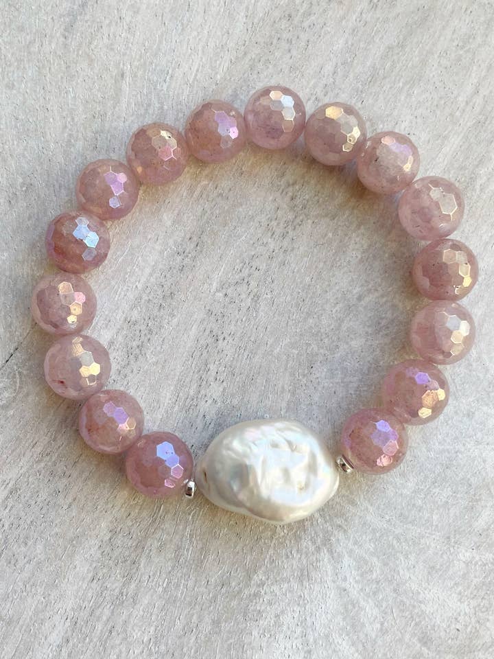 Bracelet en quartz et perles en forme de fraise pour la vente par Jewelry By Jacqueline Rene