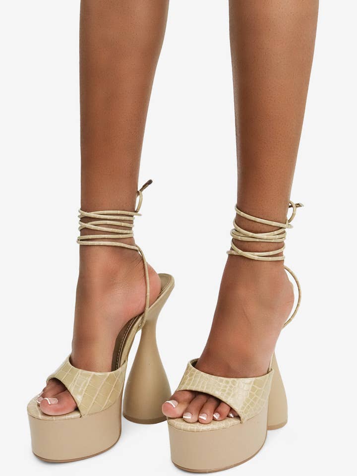 Lemonade Shoes – Großhandel Plateauschuhe – Damen – BEISS MICH - Skulpturale Plateauschuhe mit Knöchelriemen1