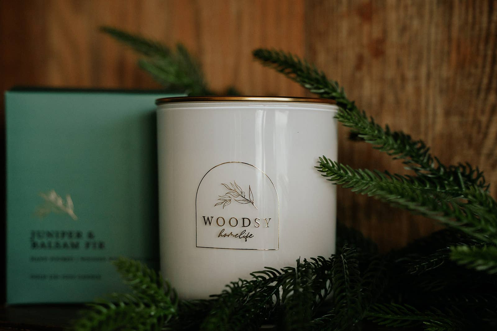 Woodsy Homelife - Wholesale Pot/gevulde kaars - Juniper & Balsam Spar l Gouden Deksel Kaars & Boetiekdoos1